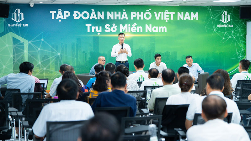 Tổng gi&aacute;m đốc Trần Cao Khải chia sẻ tại buổi đ&agrave;o tạo đầu chủ K1